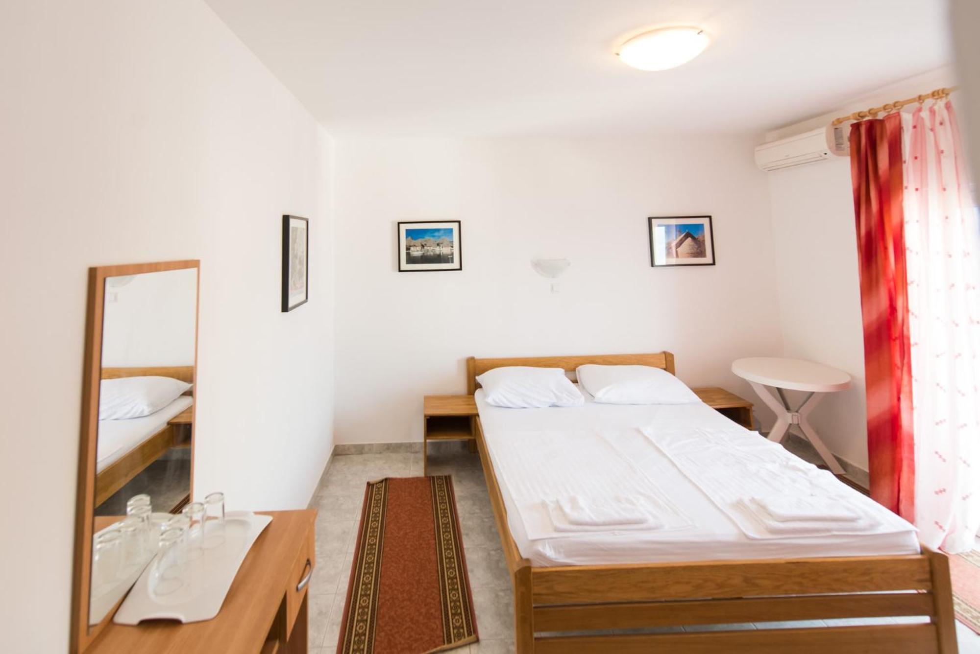 Bed And Breakfast Pero 3 Min Walk To The Beach Lokva Rogoznica Buitenkant foto