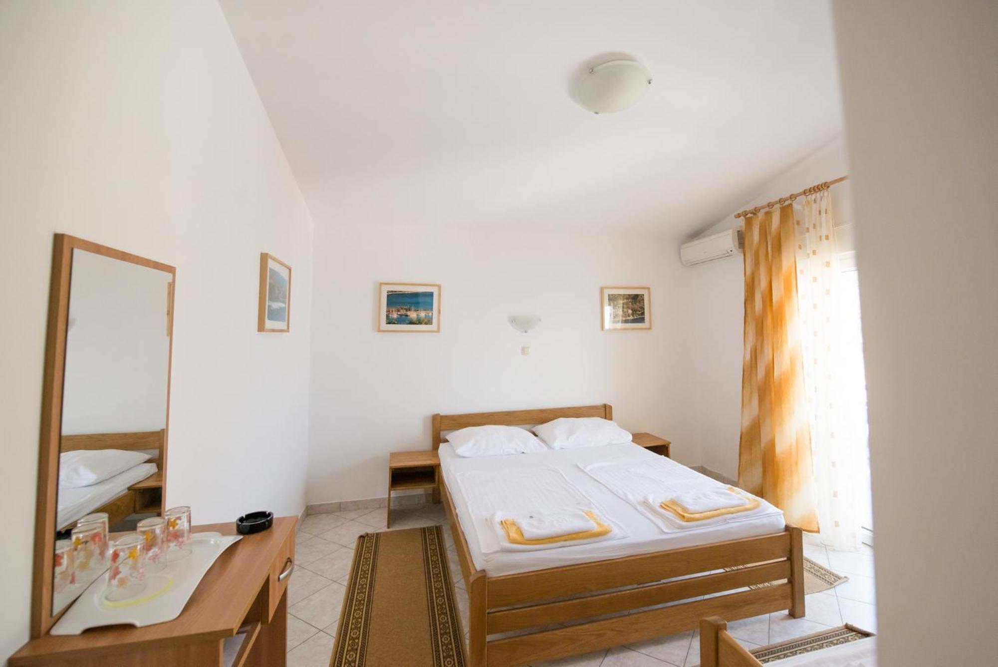 Bed And Breakfast Pero 3 Min Walk To The Beach Lokva Rogoznica Buitenkant foto