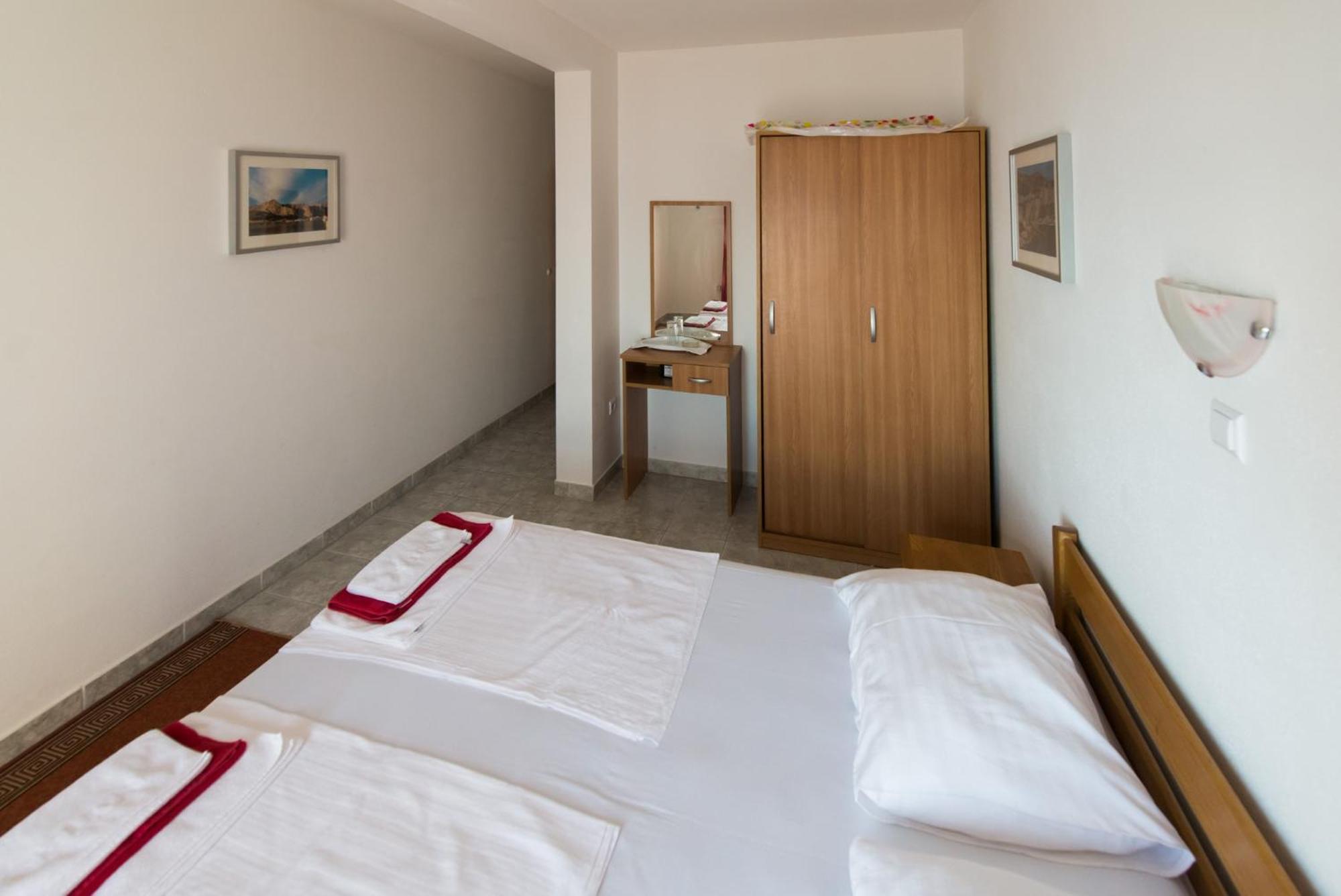 Bed And Breakfast Pero 3 Min Walk To The Beach Lokva Rogoznica Buitenkant foto